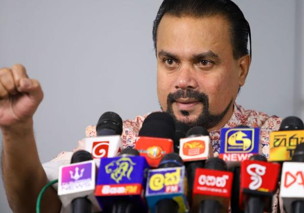"කාගෙද මේ මූණිස්සම්..." විමල් යුද්ධය ගැන සෝ ගී ගයයි