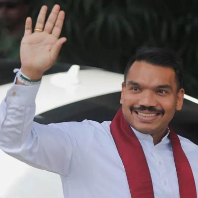 අපේ අත්වල ලේ නෑ – නාමල්