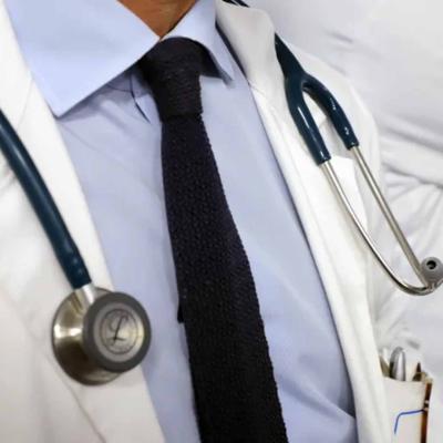 හෙදියක් එක්ක 'ලිංගිකව හැසිරෙන්න' සැත්කමක් අතරතුර රෝගියා දමා ගිය වෛද්‍යවරයාට වැඩ වරදියි