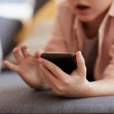 TikTok ළමයින්ට අසභ්‍ය, ලිංගික දර්ශන නිර්දේශ කරලා