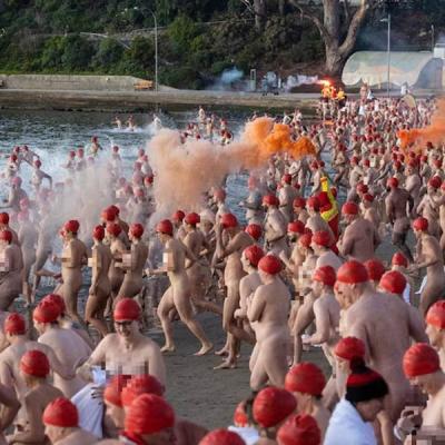 3000ක් නිරුවතින් පීනයි