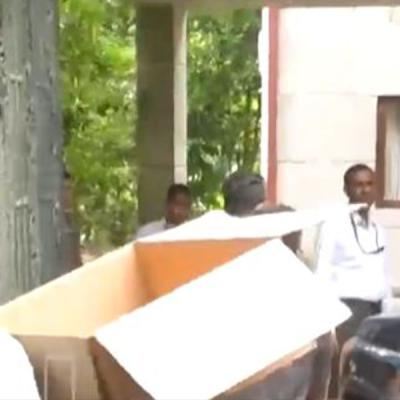 දේශබන්දුගේ නිවසේ විදෙස් මත්පැන් බෝතල් ගබඩාවක්