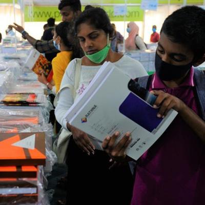 පොත් ගණන් උස්සයි