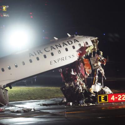 එයාර් කැනඩා ගුවන්යානා අනතුරින් දෙදෙනෙක් මරුට