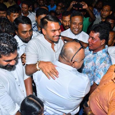 ලීසිං ක්‍රමයට හාල් දීලා ණය ගෙව්වෙ නැත්තම් බත් මුට්ටියත් උස්සයි -නාමල් රාජපක්ෂ