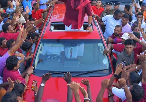 මෙවර මැයි දිනය යෙදී ඇත්තේ පොහොය දිනයක බැවින් පොහොට්ටුවේ මැයි පෙළපාළි නෑ