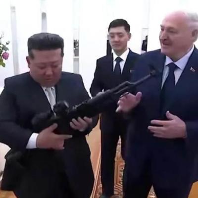 බෙලාරුසියානු ජනාධිපති උතුරු කොරියානු නායක කිම් ට රයිෆලයක් තෑගි කර යි