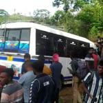 පාසල් ළමුන් ප්‍රවාහනය කළ බස් රථයක් අනතුරක - සිසුන් 34ක් රෝහලට