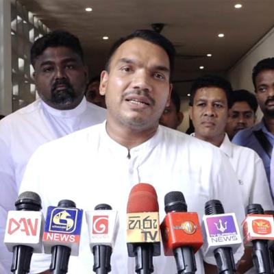 ඩෙංගු වලට දුම් ගහන්න ලෙඩ්ඩු 10ක් ඉන්න ඕන කියලා - නාමල් ගෙන් දොස්