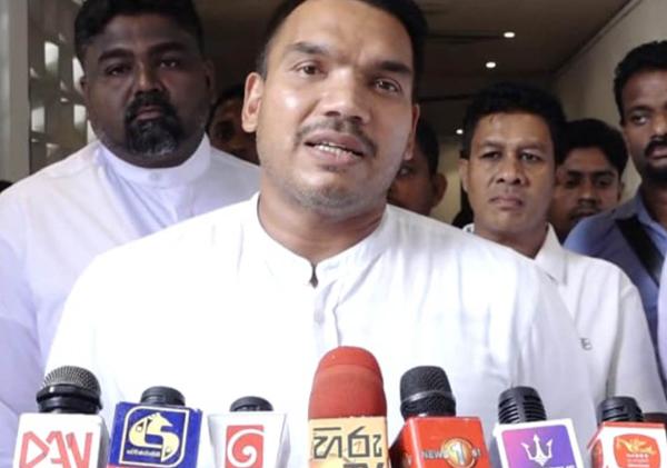 ඩෙංගු වලට දුම් ගහන්න ලෙඩ්ඩු 10ක් ඉන්න ඕන කියලා - නාමල් ගෙන් දොස්