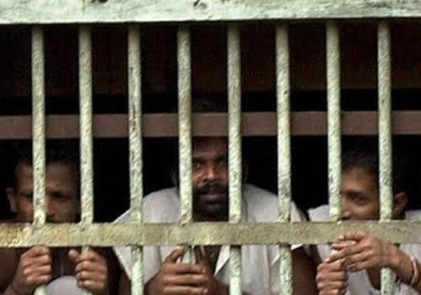 ඇප බඳින්න දඩ ගෙවන්න මුදල් නැතිව තුන්දහසක් නිකරුණේ හිරේ