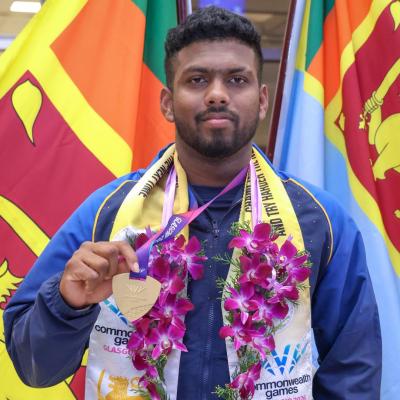රුමේෂ් තරංග පිරිමි හෙල්ල විසි කිරීමෙන් ලෝකෙන්ම අංක 1 වෙයි