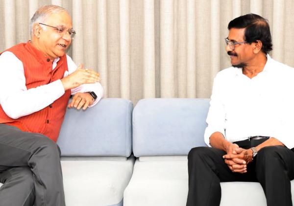 ටිල්වින්, ඉන්දියානු මහ කොමසාරිස් සන්තෝශ් ජා හමුවෙයි