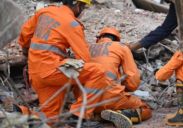 දිල්ලි නේවාසිකාගාරයක් කඩා වැටේ : මරණ සංඛ්‍යාව 6 දක්වා ඉහළට